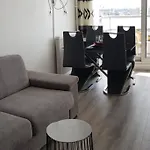 Beau studio rénové 30m2 balcon vue Paris+parking