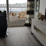 Beau studio rénové 30m2 balcon vue Paris+parking
