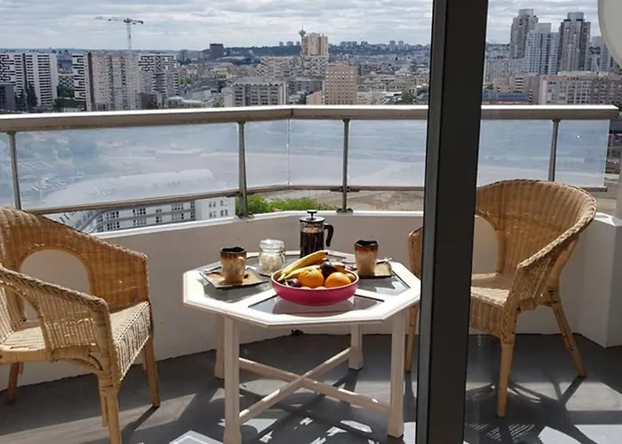 Beau studio rénové 30m2 balcon vue Paris+parking